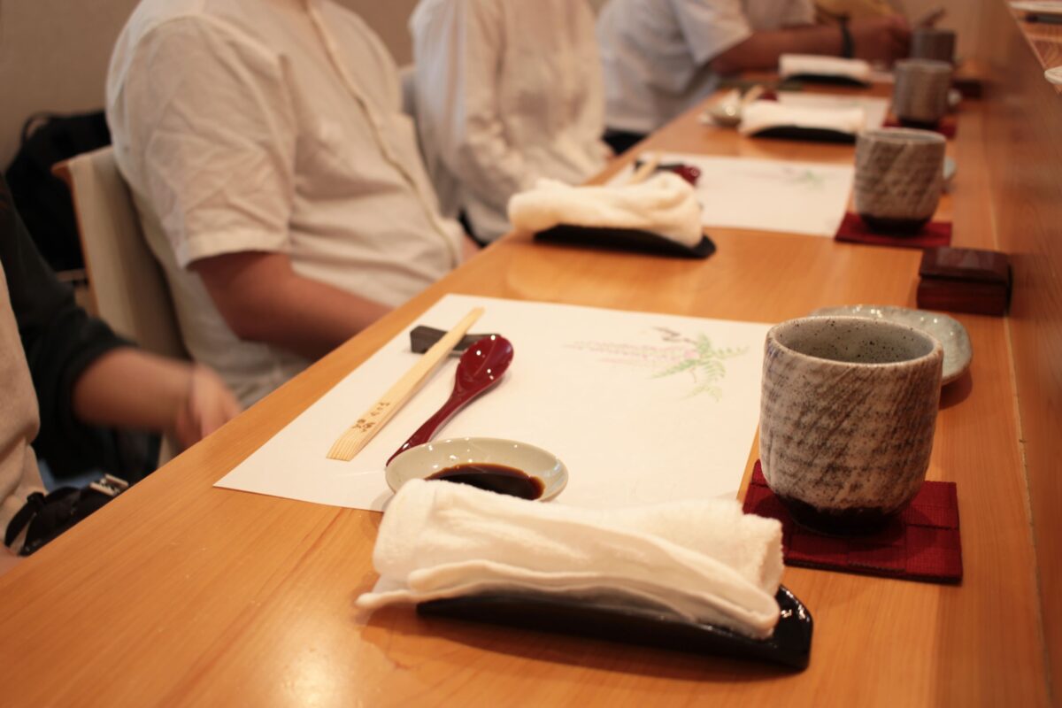 Clapメンバーが料理を待っている様子