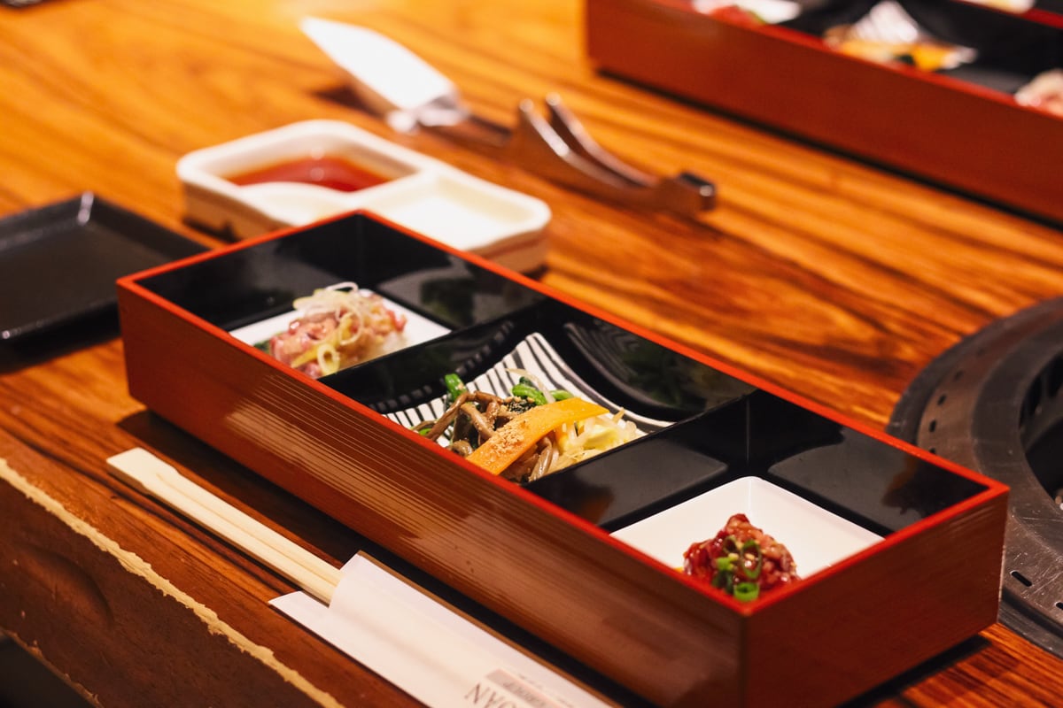 朱色に塗られた箱の中が3つに区切られ、前菜が三種類並んでいる