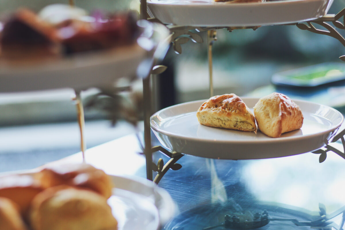 アフターヌーンティーの１段目のメニューのスコーン（右からミルク・紅茶）