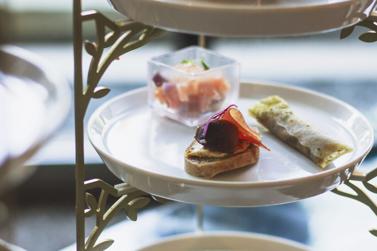 アフターヌーンティーの２段目のメニュー。右から茸のクリームスティック・甘栗とナッツのチーズディップ 生ハムとイチジク・サーモンマリネとキヌアのサラダ ロゼスパークリングジュレ