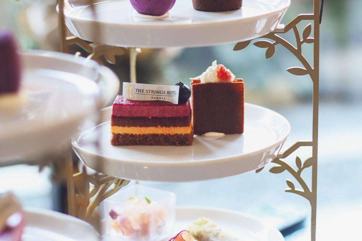 アフターヌーンティーの3段目のメニュー。右から洋梨といちじくのクッキーサンド・カシスオレンジムース
