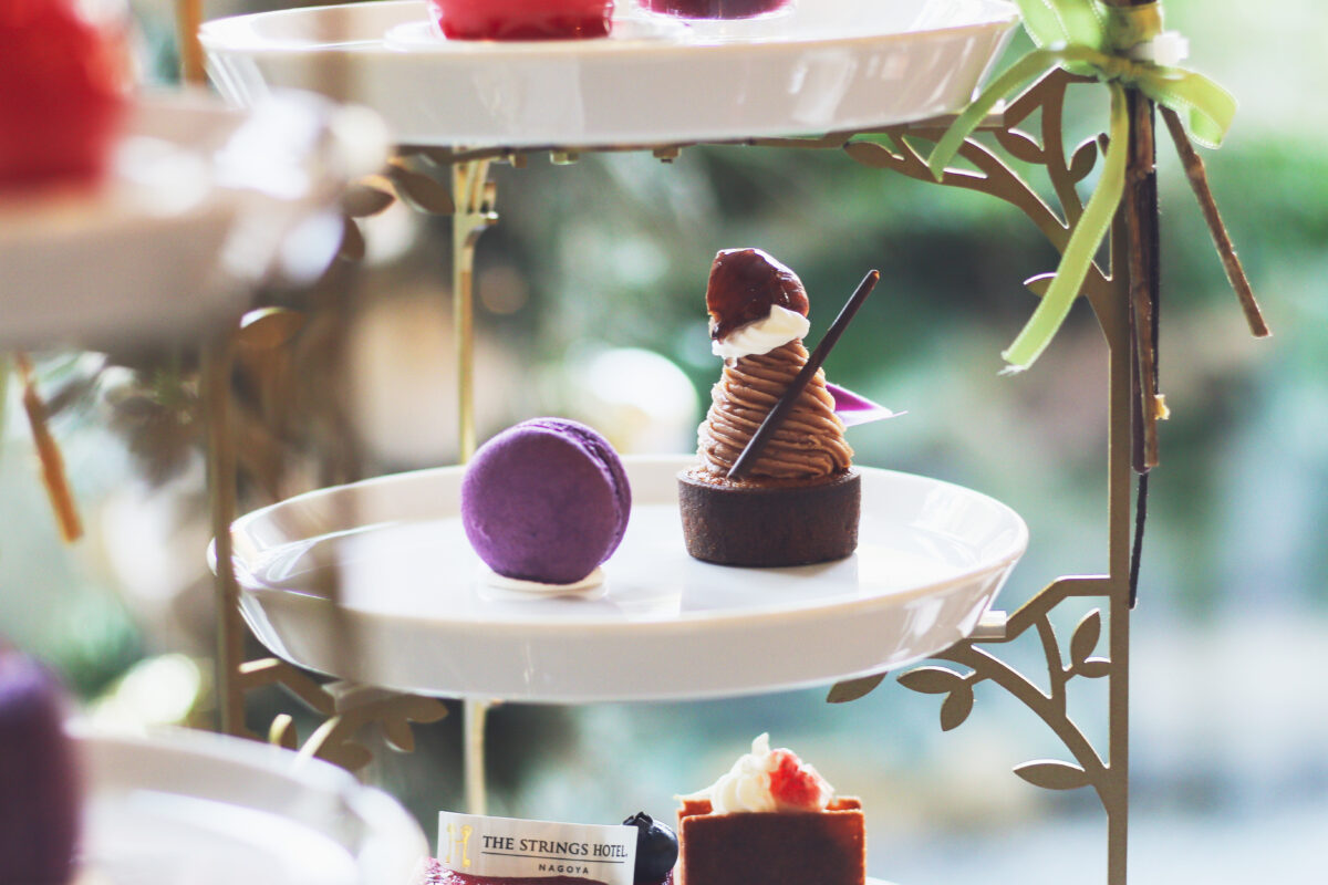 アフターヌーンティーの4段目のメニュー。右からモンブランタルト・紫芋のマカロン
