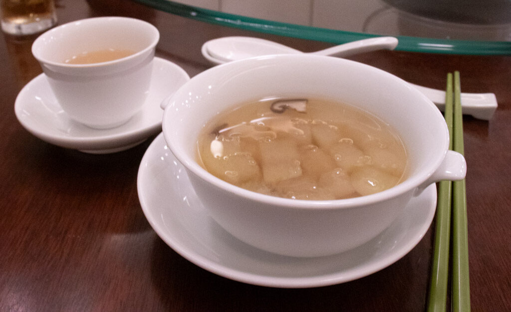 白いお椀に冬瓜のスープが盛り付けられている。